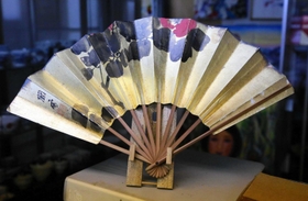 橋本関雪から贈られた扇子＝高砂市高砂町北本町、和のＢｕ（美）小サロン大西記念館