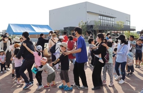 「お楽しみプログラム」でゲームを楽しむ参加者＝加古川バプテスト教会（「なないろ子供食堂」提供）