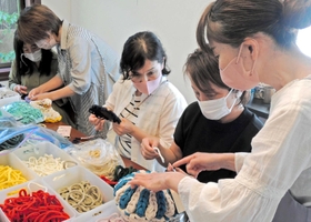 横山亜由美さん（左から２人目）と新田三香さん（右端）が開く輪っか指編みのワークショップ。小学生の男子や夫婦が参加することも＝高砂市高砂町鍛冶屋町