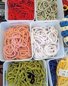 ユニバルが余剰糸で製造した輪っか＝高砂市高砂町鍛冶屋町