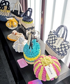 輪っか指編みでできた作品の数々＝高砂市高砂町鍛冶屋町