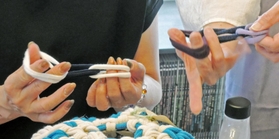 指で輪っかを編み込んでいく＝高砂市高砂町鍛冶屋町