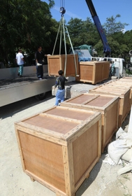 木箱に詰められた竜山石が、トラックに載せられた＝高砂市阿弥陀町魚橋、松下石材店採石場