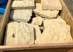 米国の日本庭園に使うため、船便で送られる竜山石（八木健吾さん提供）＝高砂市阿弥陀町魚橋、松下石材店採石場　