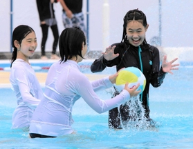 水遊びを楽しむ子どもたち＝高砂市民プール