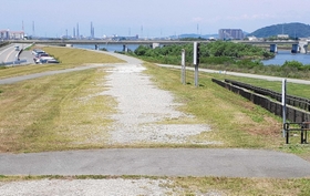 キッチンカーのイベントが催される加古川の堤防上＝加古川市加古川町本町