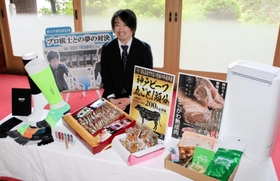 加古川市のふるさと納税に追加された返礼品。将棋の久保利明九段（中央）らとの対局体験も加わった＝加古川市加古川町北在家、鶴林寺