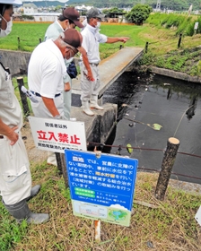 皿池の放水口をチェックする参加者ら＝高砂市阿弥陀町阿弥陀