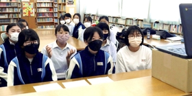 動画制作のため、オンラインで取材する部員ら＝陵南中学校