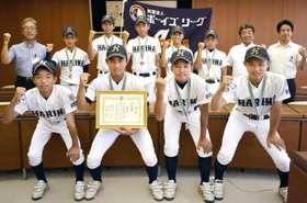 全国大会出場を控え、市長を表敬訪問した播磨ボーイズの選手ら＝加古川市加古川町北在家、加古川市役所（同市提供）