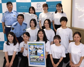 交通安全を啓発する資料を作った兵庫大学の学生ら＝兵庫大学