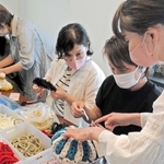 横山亜由美さん（左から２人目）と新田三香さん（右端）が開く輪っか指編みのワークショップ。小学生の男子や夫婦が参加することも＝高砂市高砂町鍛冶屋町