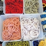 ユニバルが余剰糸で製造した輪っか＝高砂市高砂町鍛冶屋町