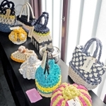 輪っか指編みでできた作品の数々＝高砂市高砂町鍛冶屋町