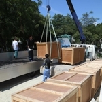 木箱に詰められた竜山石が、トラックに載せられた＝高砂市阿弥陀町魚橋、松下石材店採石場