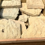 米国の日本庭園に使うため、船便で送られる竜山石（八木健吾さん提供）＝高砂市阿弥陀町魚橋、松下石材店採石場　