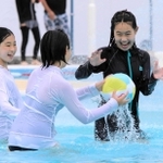 水遊びを楽しむ子どもたち＝高砂市民プール