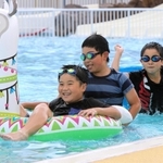 水遊びを楽しむ子どもたち＝高砂市民プール