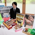 加古川市のふるさと納税に追加された返礼品。将棋の久保利明九段（中央）らとの対局体験も加わった＝加古川市加古川町北在家、鶴林寺