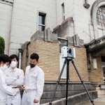 レーザースキャナーを使って旧加古川図書館を計測する東播工業高校の生徒＝加古川市加古川町木村
