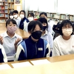 動画制作のため、オンラインで取材する部員ら＝陵南中学校