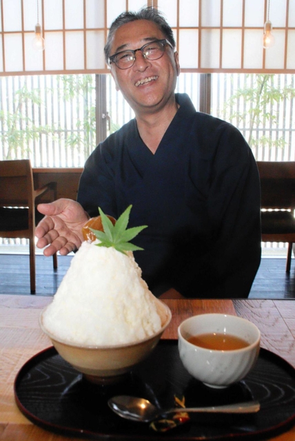 「坊主カフェ　ｋｉｓｅｋｉ‐ｎｏ‐ｉｍａ」の「梅みつミルクかき氷」を紹介する木村正幸住職＝加古川市加古川町溝之口