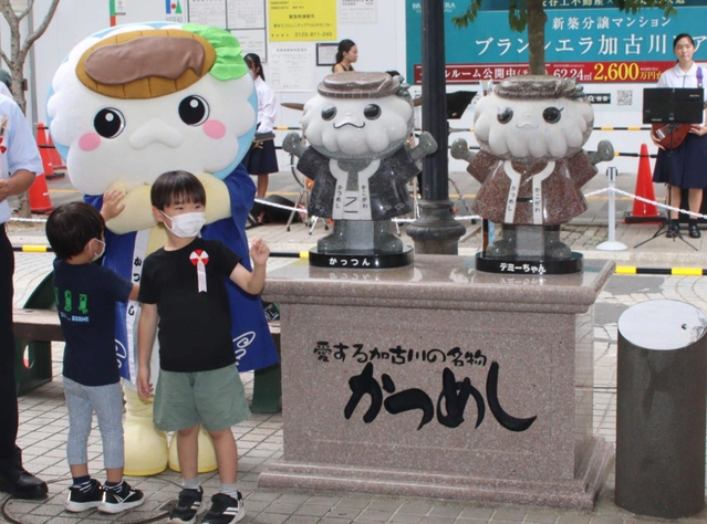かつめしＰＲキャラクター「かっつん」のモニュメント新調を祝った「復かつ祭」の式典＝加古川市加古川町寺家町