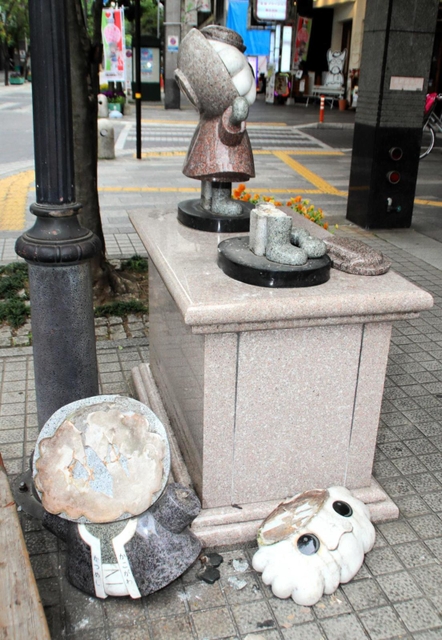 壊された「かっつん」のモニュメント＝５月９日、加古川市加古川町寺家町