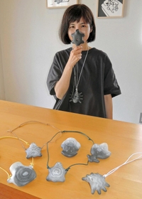 鼻笛などの個展を開く陶芸作家の森田なつみさん＝加古川市平岡町土山