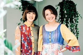 両荘みらい学園の校歌を作詞作曲する「花＊花」のこじまいづみさん（右）とおのまきこさん（（ｃ）オフィスハナタバ）