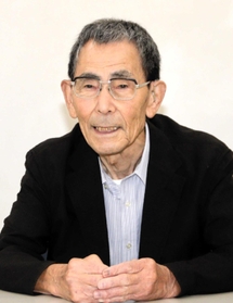 米軍の空襲から逃げ惑った体験を語る戸田壮介さん＝加古川市加古川町北在家、神戸新聞東播支社