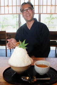 「坊主カフェ　ｋｉｓｅｋｉ‐ｎｏ‐ｉｍａ」の「梅みつミルクかき氷」を紹介する木村正幸住職＝加古川市加古川町溝之口