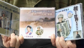 リリースしたＣＤ「核なき世界を結び行け」（右）＝高砂市