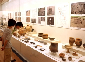 県内の遺跡から発掘された土器や陶磁器が並ぶ会場＝県立考古博物館