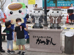 かつめしＰＲキャラクター「かっつん」のモニュメント新調を祝った「復かつ祭」の式典＝加古川市加古川町寺家町