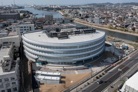 完成した高砂市役所の本庁舎＝高砂市荒井町千鳥１（小型無人機で撮影、高砂市提供）