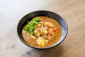 うどん店「むぎわら」の「びっくりため池カレーうどん」（稲美町商工会提供）