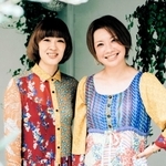 両荘みらい学園の校歌を作詞作曲する「花＊花」のこじまいづみさん（右）とおのまきこさん（（ｃ）オフィスハナタバ）
