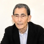 米軍の空襲から逃げ惑った体験を語る戸田壮介さん＝加古川市加古川町北在家、神戸新聞東播支社