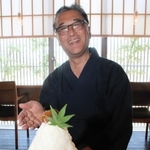 「坊主カフェ　ｋｉｓｅｋｉ‐ｎｏ‐ｉｍａ」の「梅みつミルクかき氷」を紹介する木村正幸住職＝加古川市加古川町溝之口