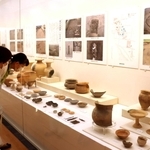 県内の遺跡から発掘された土器や陶磁器が並ぶ会場＝県立考古博物館