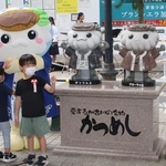 かつめしＰＲキャラクター「かっつん」のモニュメント新調を祝った「復かつ祭」の式典＝加古川市加古川町寺家町