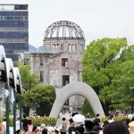 広島市から招かれた全国各地の若手新聞記者が、原爆や平和について現地で学ぶ研修「ヒロシマ講座」。２１回目の今年は北は宮城、南は熊本から２３～３７歳の男女１０人が集まり、神戸新聞からも東播支社の記者が参加した。７月２８日～８月７日の計１１日間にわたって市内で取材。このうち、６日にあった平和記念式典までの３日間で見聞きした、反核や世界情勢などをめぐる人々の思いを紹介する。（門田晋一）