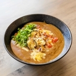 うどん店「むぎわら」の「びっくりため池カレーうどん」（稲美町商工会提供）
