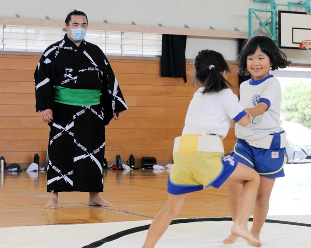 母校の氷丘小学校で開かれている相撲教室に顔を出した幕下大辻。児童の熱戦を見守った＝加古川市加古川町中津
