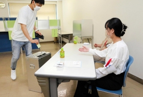 期日前投票所で立会人を務める、大学生の栗田朋の花さん（右）＝イオン高砂店