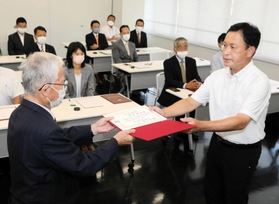 当選証書を受け取る公明新人の春増勝利氏（手前右）＝高砂市役所分庁舎
