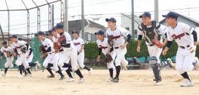 練習でグラウンドに飛び出す「オール・加古川」の選手たち＝加古川市別府町新野辺北町８、別府中学校