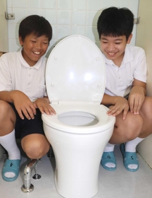 新しく設置された洋式トイレに喜ぶ児童＝西神吉小学校