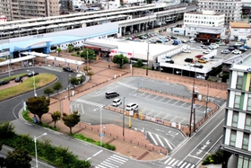 イベント利用などに開放するＪＲ加古川駅北の３１街区。現在は自動車整理場として使われている＝加古川市加古川町篠原町